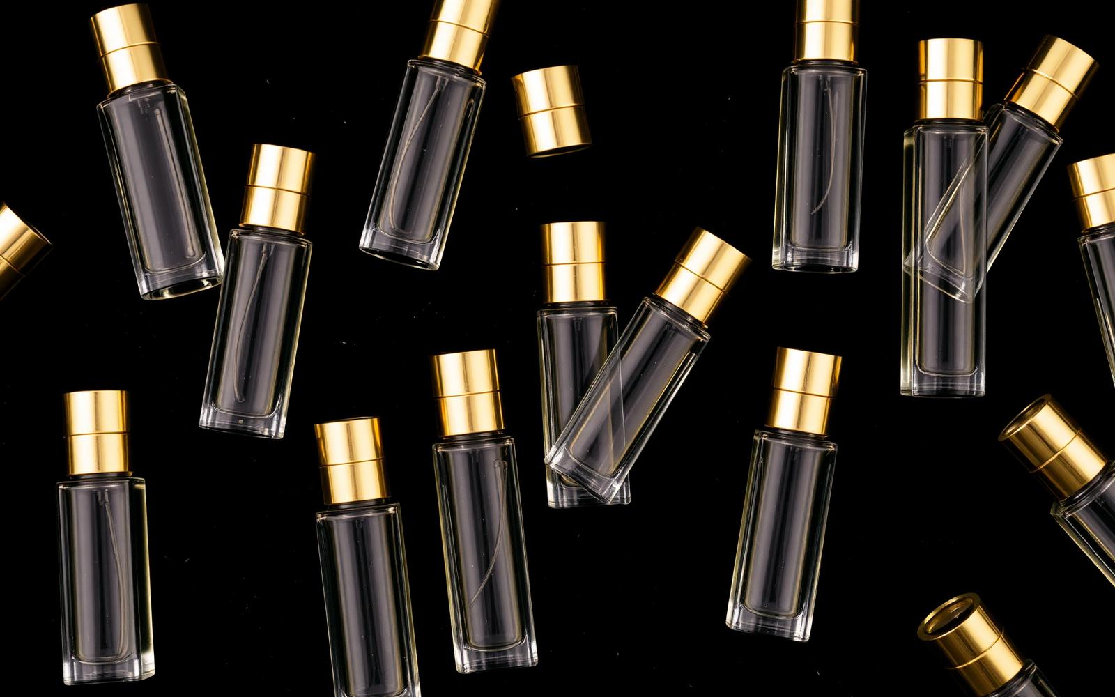 Colección de decants de perfume sobre fondo negro